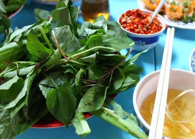 Thưởng thức bánh khọt ở điểm đến Vùng Tàu cùng các loại rau sống, nước mắm chua ngọt và đu đủ thái sợi thì còn gì hấp dẫn bằng (ảnh sưu tầm)